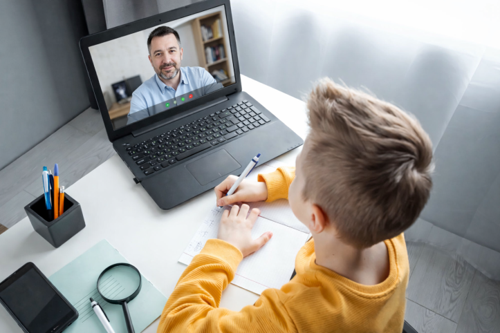 Czy nauczyciel musi mieć włączoną kamerę podczas zdalnego nauczania indywidualnego?