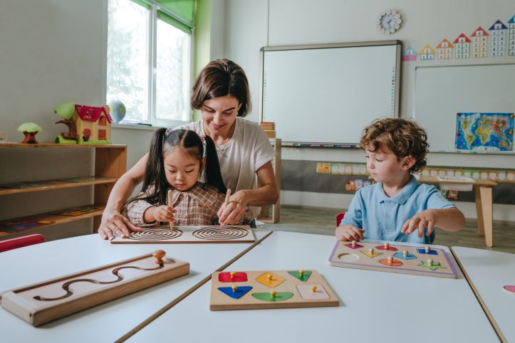 Pomoc psychologiczno-pedagogiczna w szkole i przedszkolu – różnice