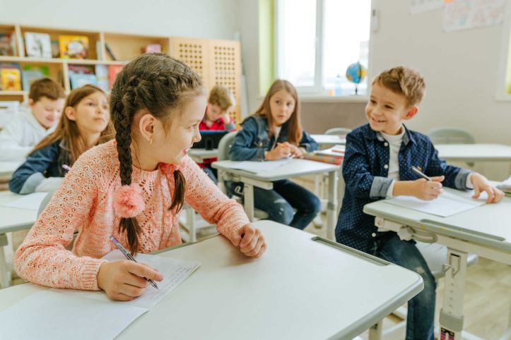 Ubezpieczenie szkolne NNW: Czy chroni ucznia poza murami szkoły? Co obejmuje ubezpieczenie NNW szkolne?