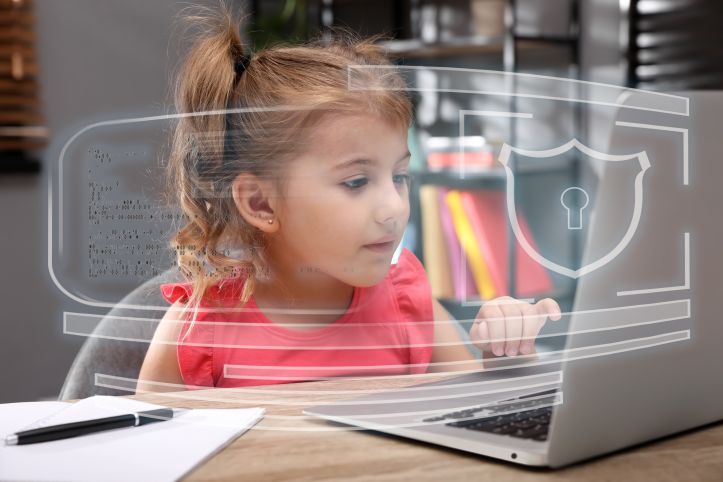 Bezpieczeństwo dzieci w sieci priorytetem MEN. Resort edukacji odpowiada na interpelację w sprawie bezpieczeństwa dzieci w internecie