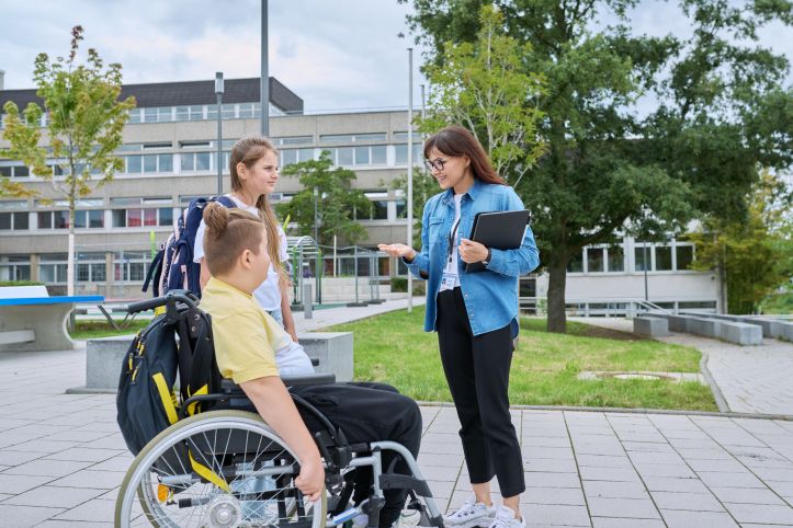 Zasady zatrudniania pomocy nauczyciela – kwalifikacje, umowa, zakres obowiązków w szkole i przedszkolu