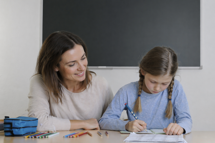 Orzeczenie pod koniec roku a brak specjalisty – czy można odroczyć realizację zajęć rewalidacyjnych?