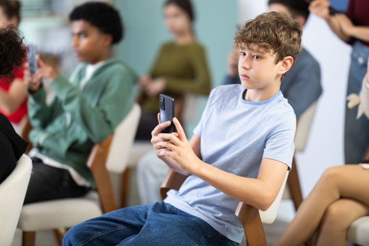 Jak egzekwować zakaz korzystania z telefonów w szkole