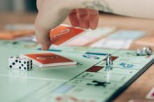 dlaczego-monopoly-wciaz-kroluje-na-listach-ulubionych-gier-planszowych