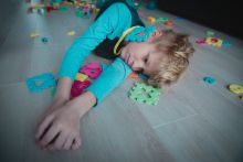 Jak wspierać dziecko z zaburzeniami SI, aby zmniejszyć ryzyko autoagresji? Praktyczne sposoby wsparcia