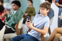 Jak egzekwować zakaz korzystania z telefonów w szkole