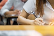 Uczeń z nauczaniem indywidualnym może pisać egzamin ósmoklasisty w szkole