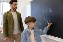 Jak język wpływa na myślenie? Trudności w uczeniu się matematyki u uczniów z niedosłuchem