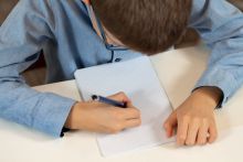 Sfałszowanie podpisu – co grozi za podrobienie podpisu rodzica?