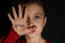   Podejrzenie molestowania uczniów przez nauczyciela – jakie działania musi podjąć szkoła?