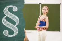   Wcześniejsza informacja o odwołaniu zajęć a „gotowość do pracy” – kiedy nauczyciel zachowuje prawo do wynagrodzenia za godziny ponadwymiarowe?