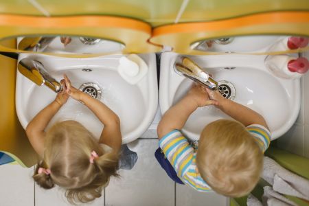 Korzystanie z toalety w szkole i przedszkolu – kiedy uczeń ma wychodzić do łazienki i kto powinien mu pomóc?