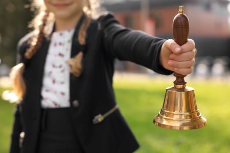   Jakie korzyści dają „ciche przerwy” i strefy wyciszenia w szkole? Szkoła bez dzwonków – aspekty prawne i praktyczne 