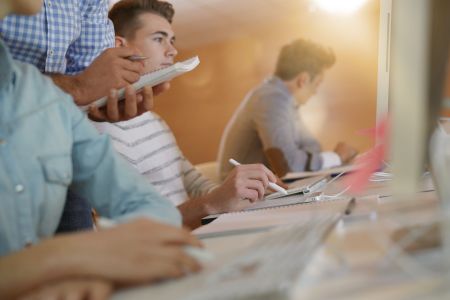 Analiza cyfrowej edukacji w roku szkolnym 2025/2026. Do szkół trafią kolejne zestawy