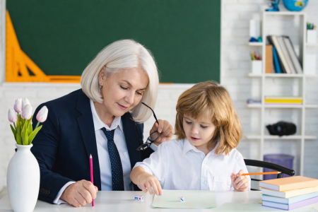 Specjalista na zastępstwie za nieobecnego nauczyciela a dziennik zajęć – czy należy prowadzić nowy?