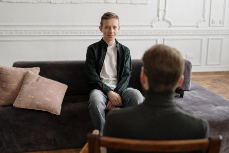 Szukanie pomocy to wyraz troski, nie porażka. Kiedy odwiedzić psychiatrę dzieci i młodzieży w Warszawie?