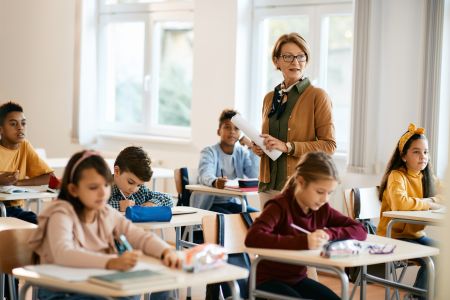Uczeń klasy VIII z niepełnosprawnością intelektualną w stopniu umiarkowanym – ile godzin z klasą, a ile indywidualnie?