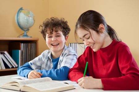 Komunikacja z dzieckiem, które nie mówi po polsku – praktyczne wskazówki dla nauczycieli