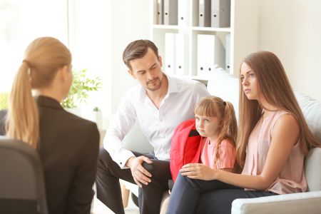 Jak rozmawiać z rodzicami o diagnozie dziecka? Praktyczne strategie na trudne rozmowy w szkole