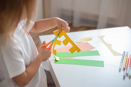   Terapia ręki w szkole – kto może ją prowadzić i na jakich zasadach? Rodzaje zajęć, kwalifikacje nauczyciela