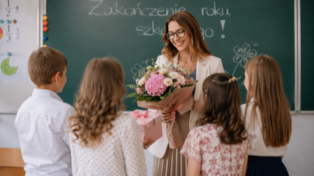 Czy nauczyciel może przyjmować prezenty od uczniów – co na temat dawania prezentów mówią przepisy?