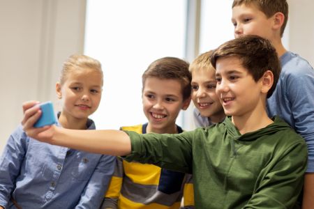 Zakaz telefonów w szkole? Prezes UODO wskazuje, że przepisy muszą chronić prywatność uczniów