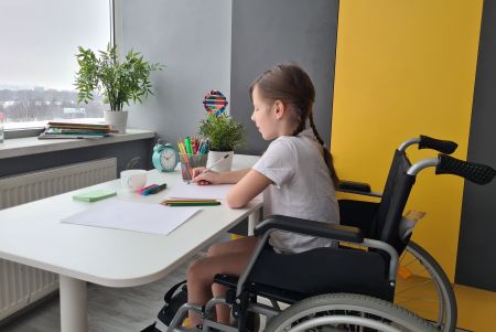   Szkoła musi zapewnić specjalistyczny sprzęt dla uczestnika zajęć rewalidacyjno-wychowawczych