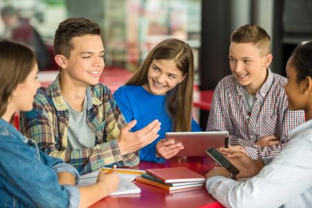   Cringe, bambik, aura i brainrot – jak rozumieć język młodzieży i jak rozmawiać o młodzieżowych słowach w szkole?
