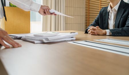 Nauczyciel dostał wypowiedzenie stosunku pracy – jak reagować na informację o rozwiązaniu umowy?