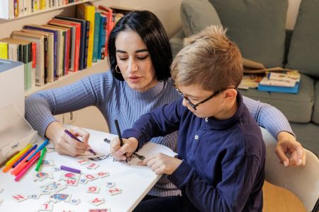   Ilu specjalistów zatrudnić w roku szkolnym 2025/2026? Od 1 września 2025 r. zmiany w limitach i kwalifikacjach nauczycieli specjalistów w szkołach i przedszkolach
