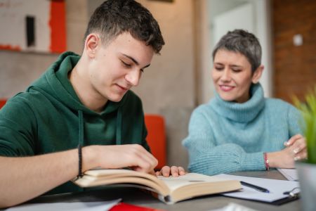 Nauczyciele wspomagający w przedszkolach i szkołach – MEiN odpowiada na pytania 