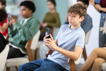Jak egzekwować zakaz korzystania z telefonów w szkole